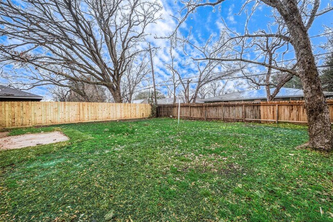 Building Photo - 5755 Heron Dr