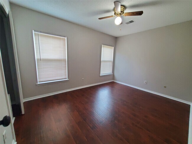 Building Photo - 3323 Green Fields Dr