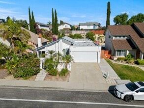 Building Photo - 3 Bedroom 2 Bathroom home available DECEMBER 5th