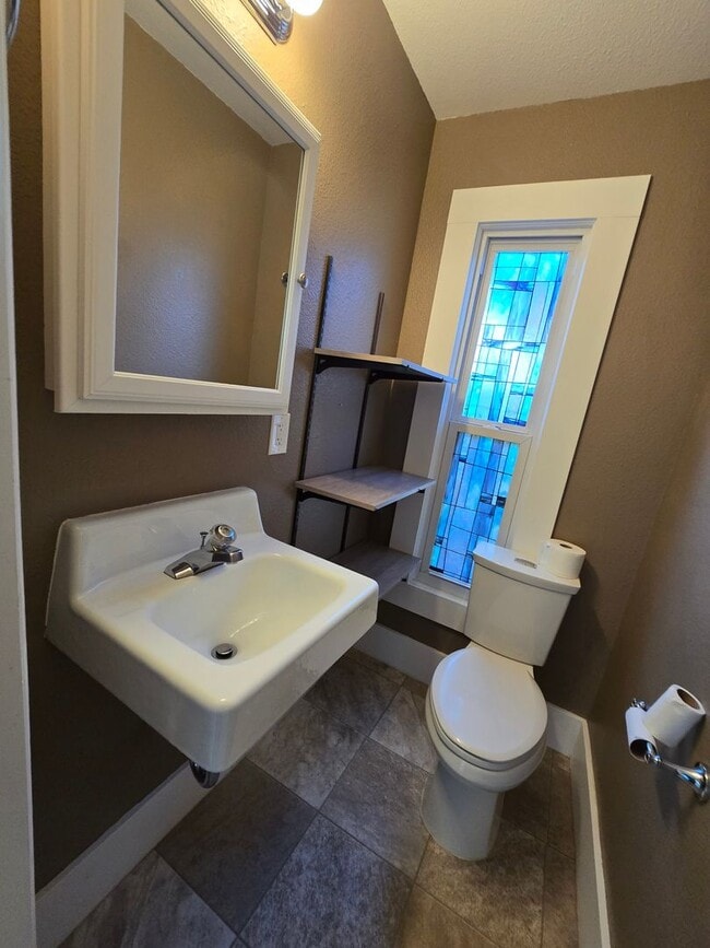 Building Photo - 2 Bed 1.5 Bath