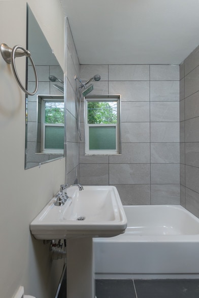 Building Photo - 464 E Norwich Ave