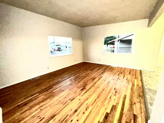 Building Photo - 1325 E 5th N