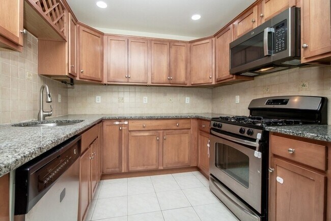 Building Photo - 120 Wyllis Ave