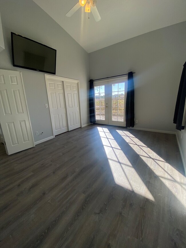 Building Photo - Gorgeous Golf Course Townhome