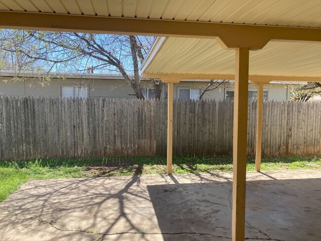 Building Photo - 224 N Oxford Dr