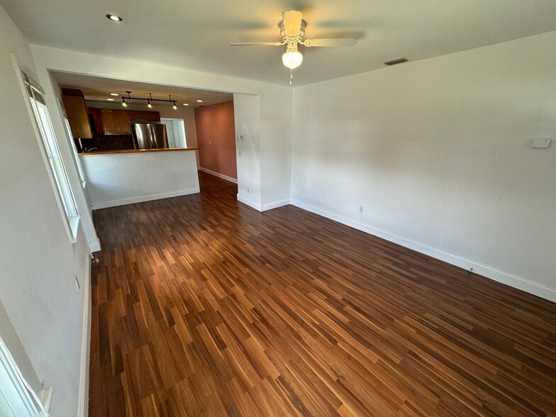 Building Photo - 212 W North Bay St