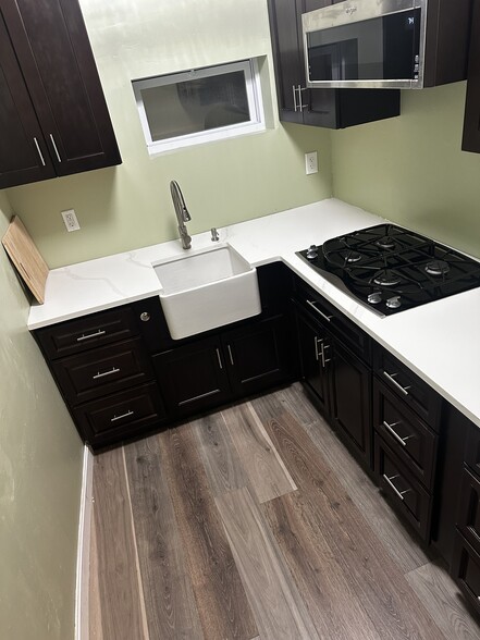 Building Photo - 511 William St