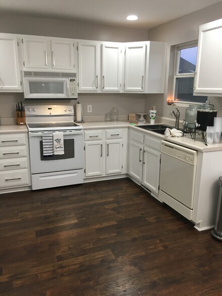 Building Photo - 850 W Hickory Nut Ct
