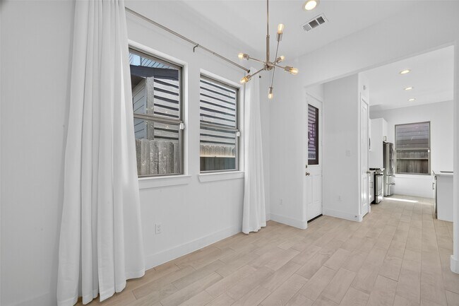 Building Photo - 1806 Schweikhardt St