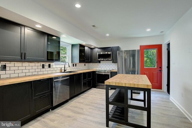 Building Photo - 5645 Battee Dr