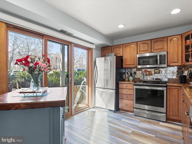 Building Photo - 7024 Channel Village Ct