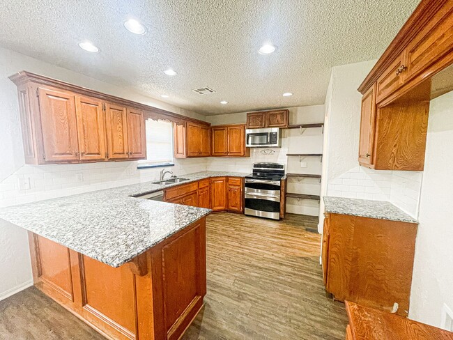 Building Photo - 3 Bed 2 Bath in OKC!