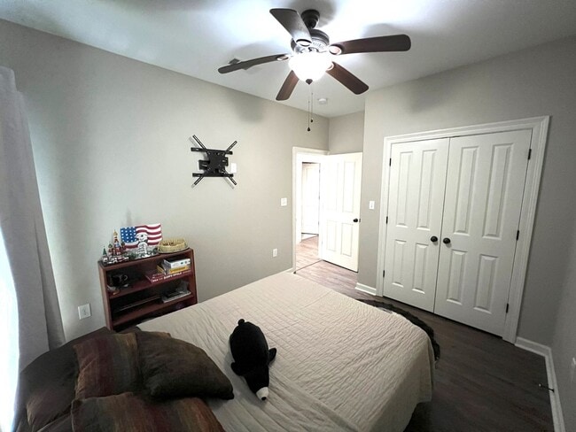 Building Photo - 3 Bedroom 2 Bath home located in Lakeside ...