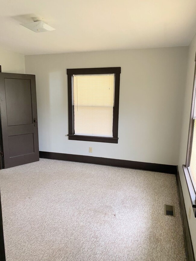 Building Photo - 2 Bedroom Bungalow Home