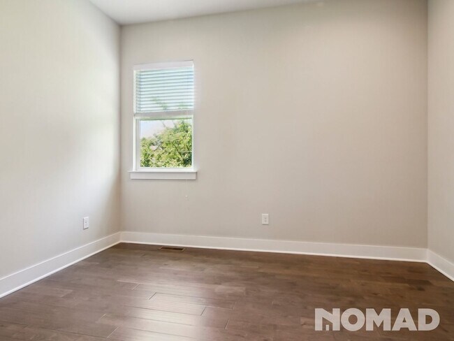 Building Photo - Stunning Modern 2-Bedroom, 2-Bath Apartmen...