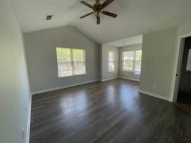 Building Photo - 122 Oak Cove Dr