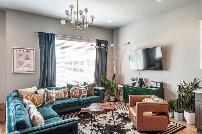 Building Photo - FULLY FURNISHED CAN BE NEGOTIATED!!
