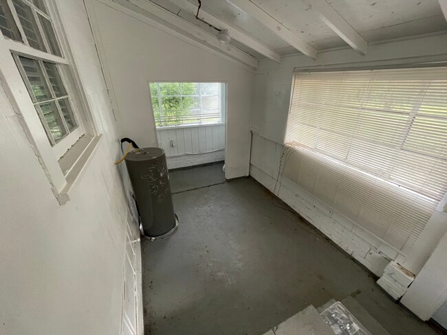 Building Photo - 1019 Combs St