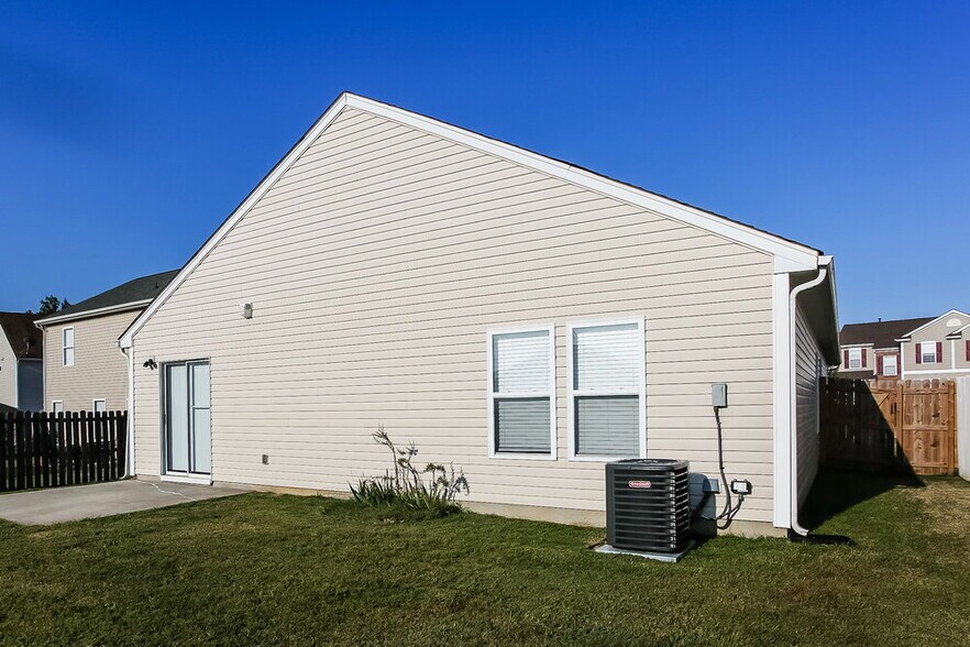 Building Photo - 1616 Poplar Shadow Dr