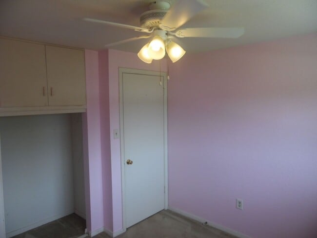 Building Photo - 3 bedroom, 1.5 Bath Townhouse in Villages ...
