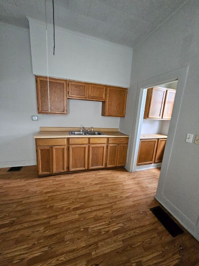 Building Photo - 4 bed 1 bath home