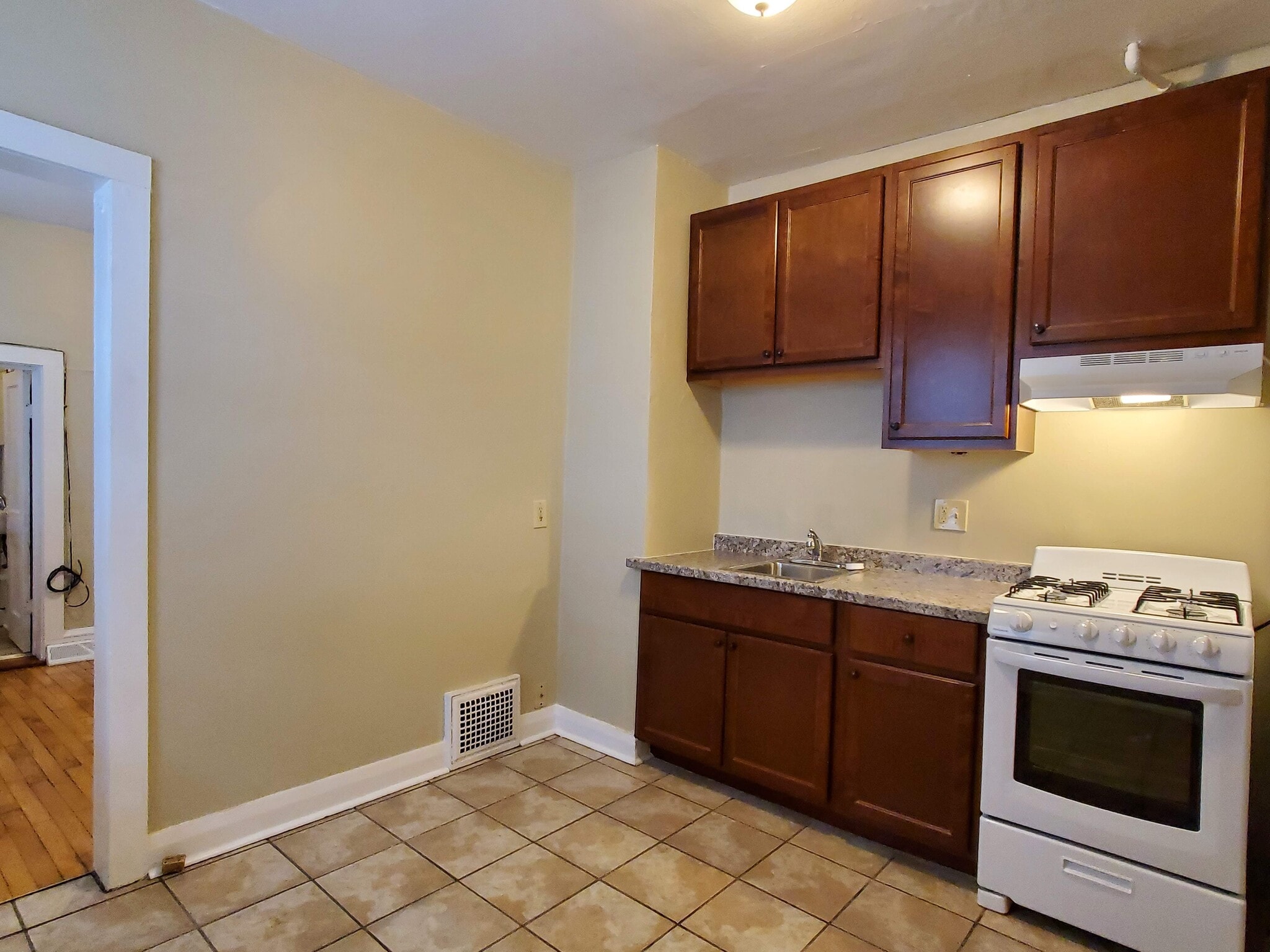 Building Photo - 1927 E Hillcrest Ave