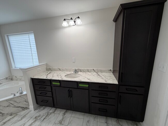 Building Photo - 156 Far Meadow Dr