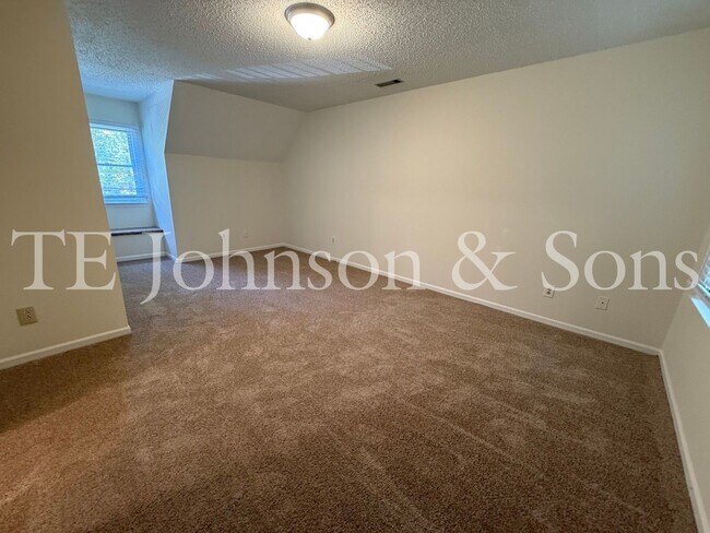 Building Photo - Charming 3-Bedroom Home with Spacious Yard...