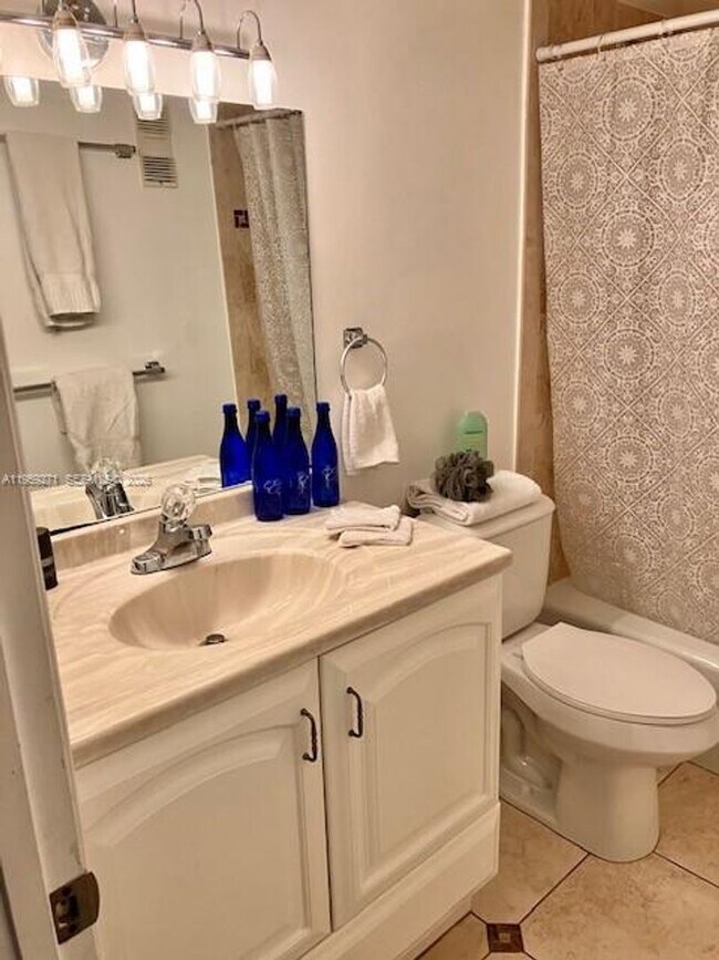 Building Photo - 3910 Inverrary Blvd