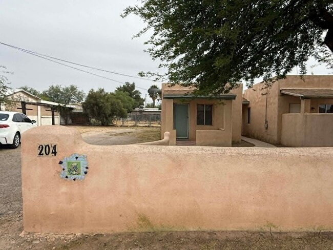 Building Photo - 204 E Palmdale St