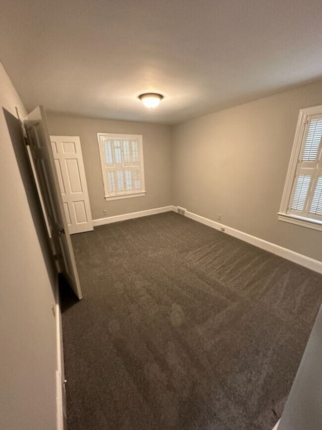 Building Photo - 2670 Grosvenor Pl