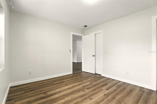 Building Photo - 102 Ventura Dr