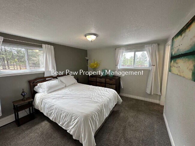 Building Photo - "Charming 3-Bedroom Retreat in Scenic Evergreen!