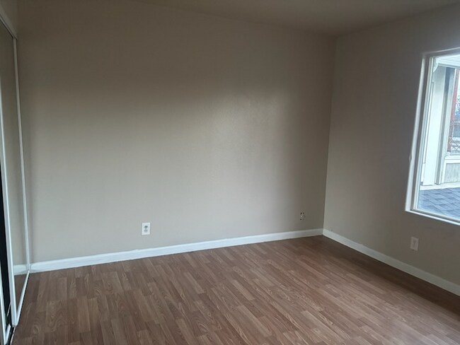 Building Photo - 1395 McQuesten Dr