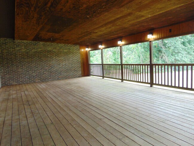 Building Photo - Amazing 3 Bed 2 Bath Country Home With Fab...