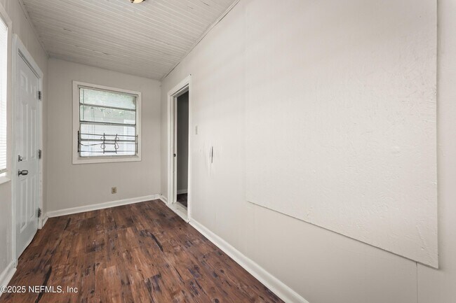 Building Photo - 1066 W 13th St