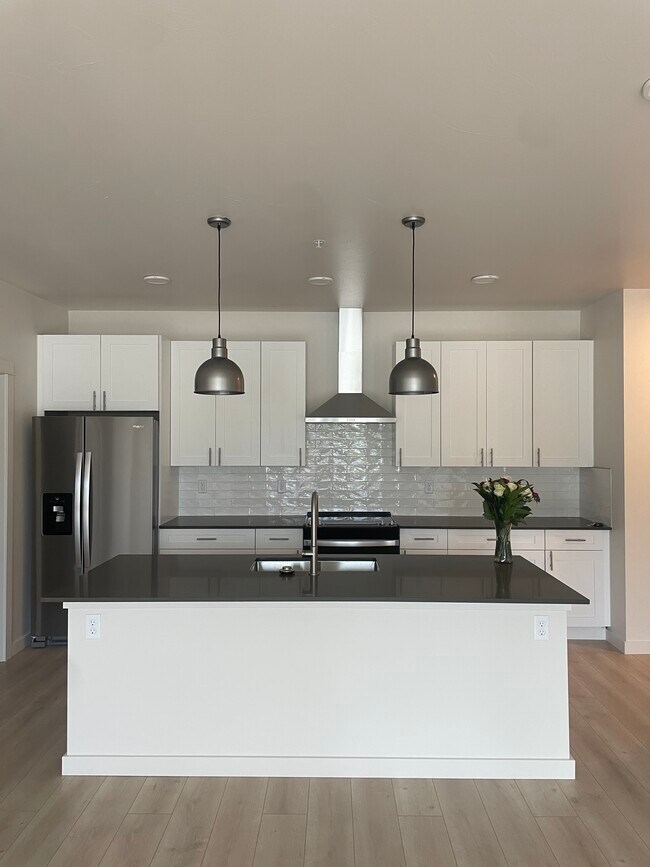 Building Photo - 2221 Willow Dr