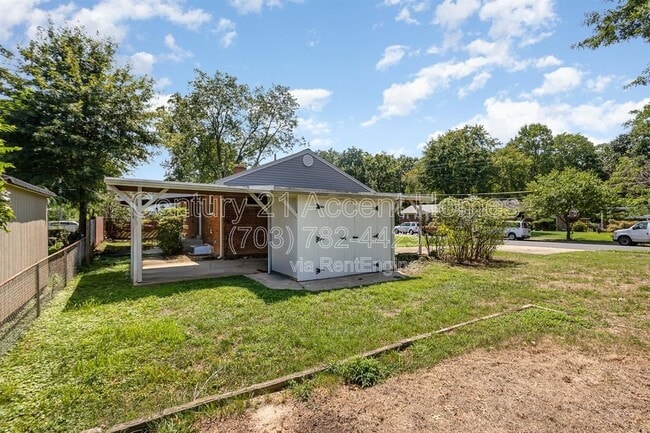 Building Photo - 3233 Holly Hill Dr
