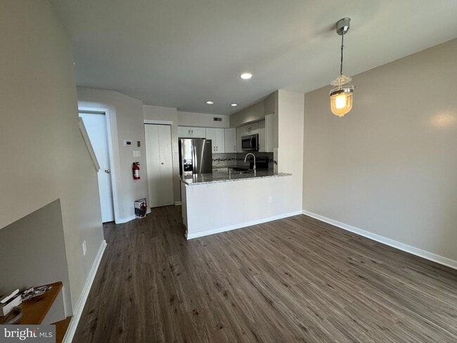 Building Photo - 1405 Roberts Way