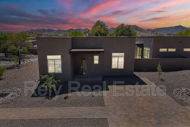 Building Photo - 6050 E Hidden Valley Dr