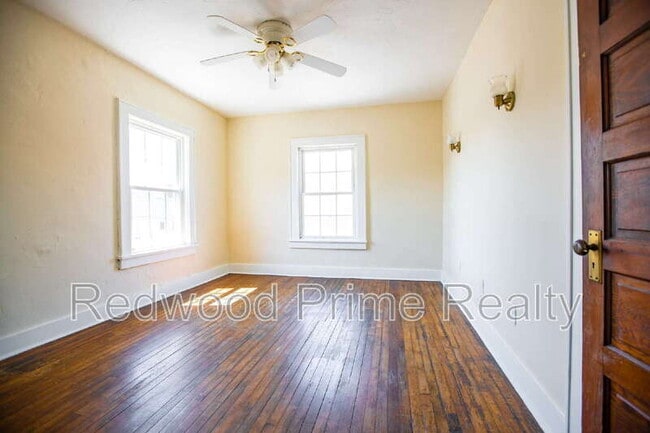 Building Photo - 908 Main St