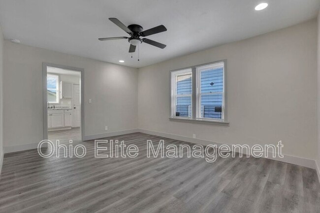 Building Photo - 807 E Deshler Ave