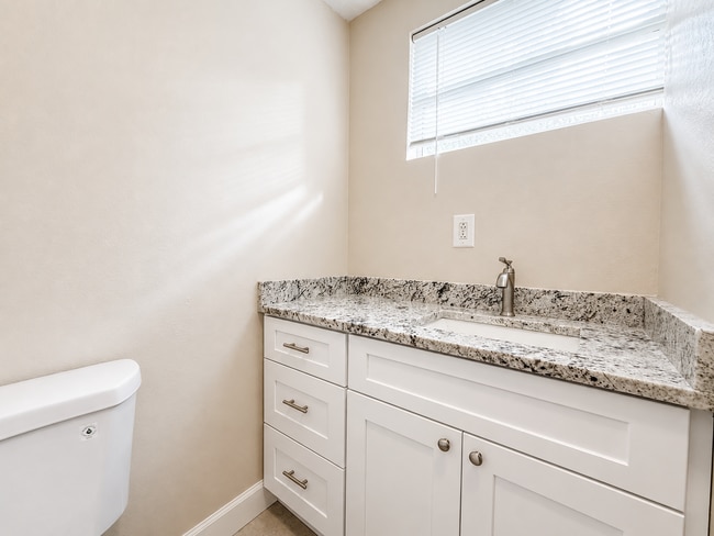 Building Photo - 2124 W Chestnut St