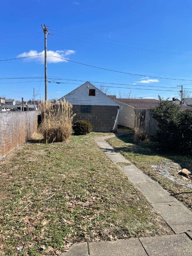 Building Photo - Spacious 3 bedroom with Off street parking!