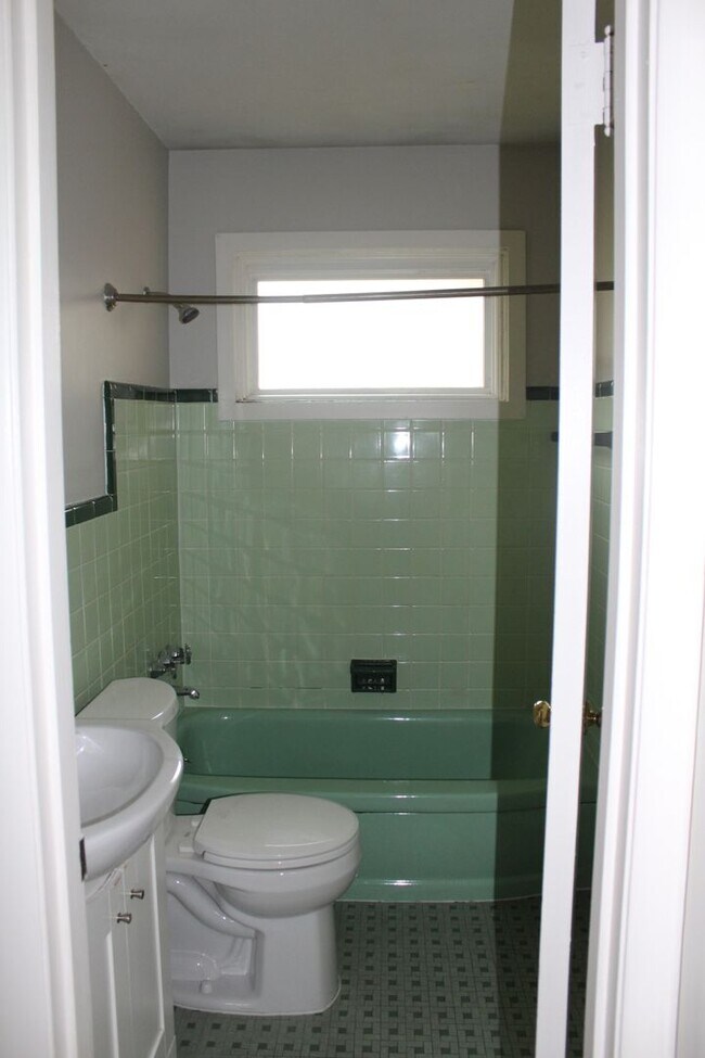 Building Photo - Spacious Home in High Point Terrace, on the Greenline