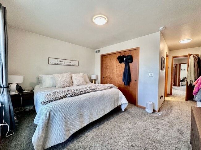 Building Photo - 1170-1172-1172 S Atrium Ct