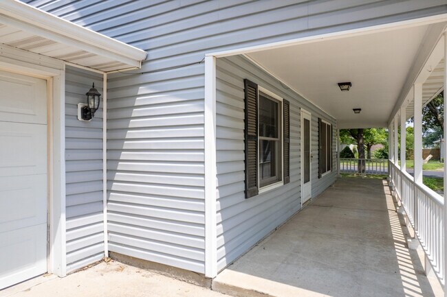 Building Photo - 2701 Poppy Way