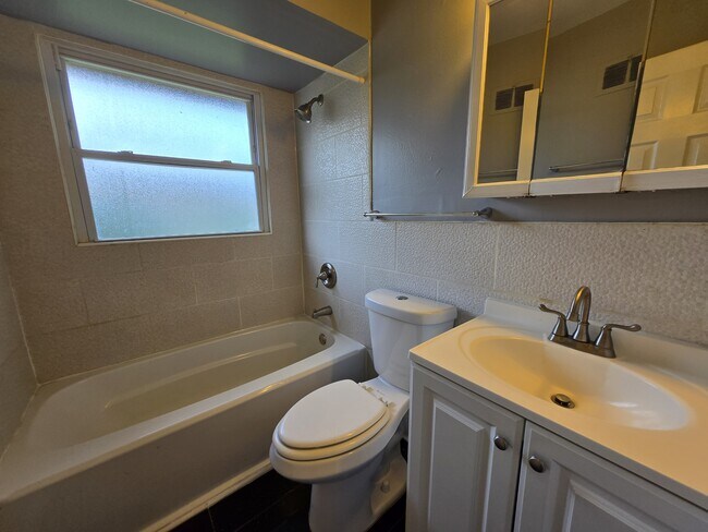 Building Photo - 125 Florisota Dr