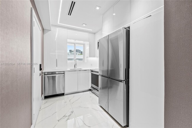Building Photo - 10190 Collins Ave