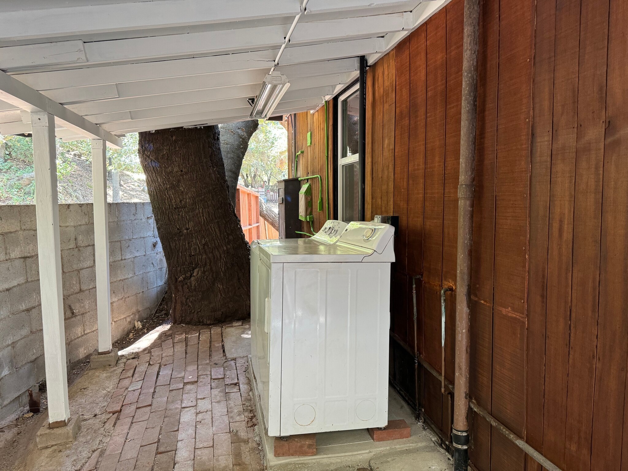 Building Photo - 1619 Oak Dr